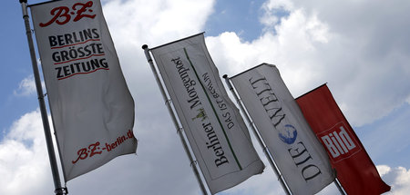 Springer-Titelbanner 2013 vor der Konzernzentrale. Heute ausgela...