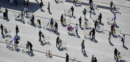Sicherheitsabstand gewahrt: Schlange vor einem Supermarkt in Mai...