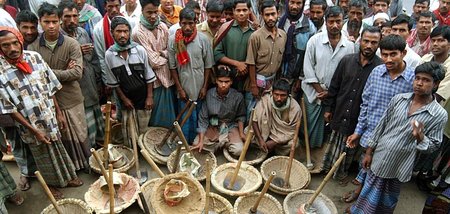 Tagelöhner in Bangladesch warten auf Arbeit (18.12.2003)