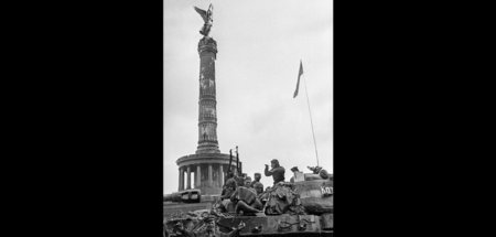 »Berlin ist besiegt!« - Sowjetische Panzer in der Nähe der Siege...