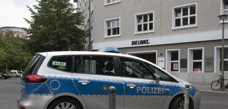 Häufiger Gast: Streifenwagen vor dem Karl-Liebknecht-Haus, nachd