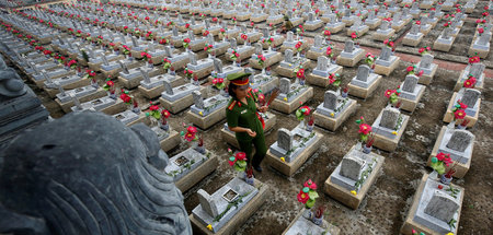 Gedenken an die Gefallenen auf dem Nationalfriedhof in der Provi... Gedenken an die Gefallenen auf dem Nationalfriedhof in der Provi...