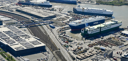 Exportware Auto: Im Frachthafen Bremerhaven stapeln sich in Coro...