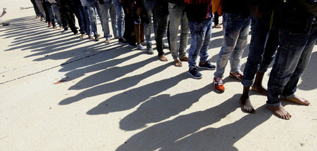 Flüchtlinge in Tripolis, nachdem sie von der »Libyschen Küstenwa... Flüchtlinge in Tripolis, nachdem sie von der »Libyschen Küstenwa...