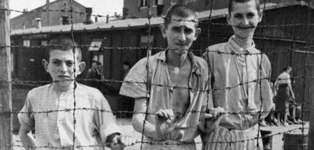 Überlebende hinter Stacheldraht nach Befreiung des KZ Buchenwald... Überlebende hinter Stacheldraht nach Befreiung des KZ Buchenwald...