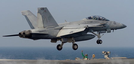 Ein Kampfflugzeug vom Typ »F/A-18 Hornet« startet von der »USS R... Ein Kampfflugzeug vom Typ »F/A-18 Hornet« startet von der »USS R...
