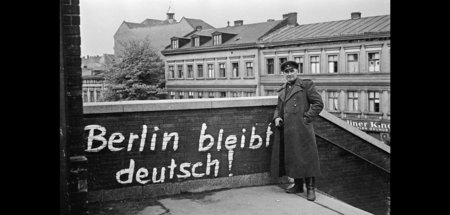 Farbe für Parolen gab es bis zum Schluss: Erinnerungsfoto mit Ma...