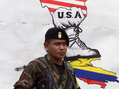 Gegen US-Einfluß: FARC-Kämpfer im Jahr 2001 vor einem Wandbild i... Gegen US-Einfluß: FARC-Kämpfer im Jahr 2001 vor einem Wandbild i...