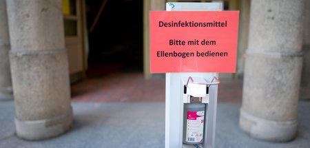 Tropfen auf den heißen Stein: Mit Desinfektionsmittelspendern so...