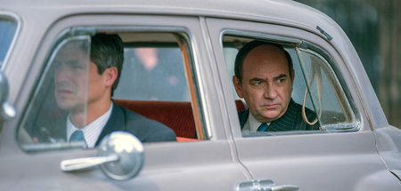 Pablo Neruda (Luis Gnecco, r.) will mit seiner Frau Delia nach A...