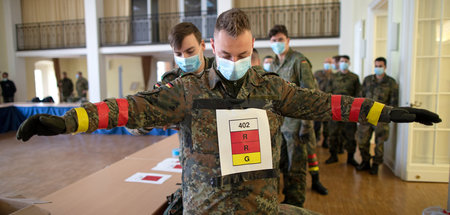 Soldaten_testen_Hand_64921631.jpg