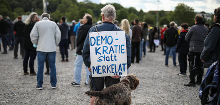 Mit Abstand: Demonstranten auf dem Cannstatter Wasen am vergange...