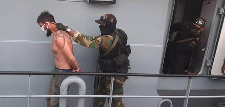 Venezolanische Soldaten mit einem der festgenommenen Söldner am ...