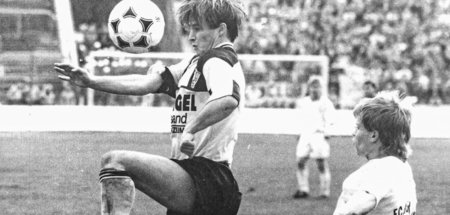 Dynamisch und ballsicher: Stübner im Zweikampf mit Jörg Fügner (...