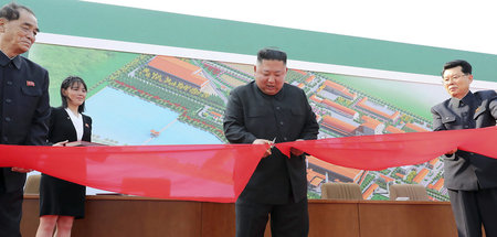 Nordkoreas Staatschef Kim Jong Un weiht am 1. Mai in Sunchon ein...