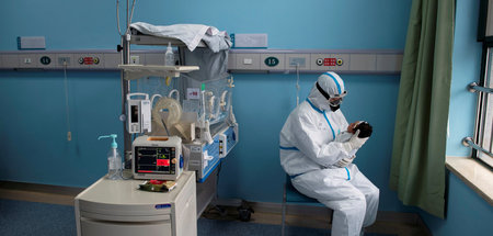 Eine Krankenschwester betreut ein an Covid-19 erkranktes Neugebo...