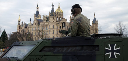 Soldaten vor dem Schweriner Landtag Anfang 2020 in Vorbereitung ...