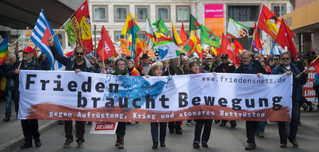 Bei Ostermärschen wie hier in Stuttgart geht es neben Friedenspo... Bei Ostermärschen wie hier in Stuttgart geht es neben Friedenspo...