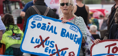 Kundgebung für bezahlbare Mieten, gegen Spekulation mit Wohnraum... Kundgebung für bezahlbare Mieten, gegen Spekulation mit Wohnraum...