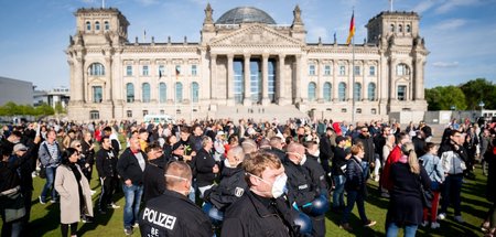 Ohne zentrale Kundgebung versammelten sich am Donnerstag vor dem... Ohne zentrale Kundgebung versammelten sich am Donnerstag vor dem...