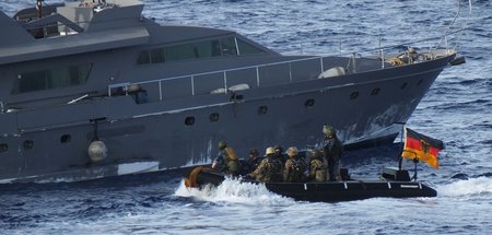 Deutsches Boardingteam vom Tender »Rhein« bei einem Einsatz zur 