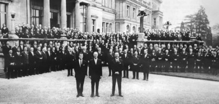 Die Spitzen der Firma Krupp 1961 vor der Villa Hügel in Essen. L...