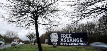 Auf einem Banner in London wird die Freilassung von Julian Assan...