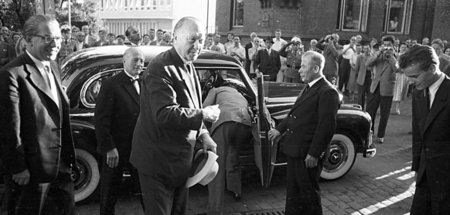Alles, was rechts ist: Konrad Adenauer fährt am 5. Juli 1957 bei... Alles, was rechts ist: Konrad Adenauer fährt am 5. Juli 1957 bei...