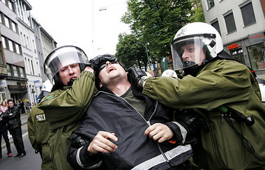 Immer im Dienst für das Grundgesetz: die Polizei Immer im Dienst für das Grundgesetz: die Polizei