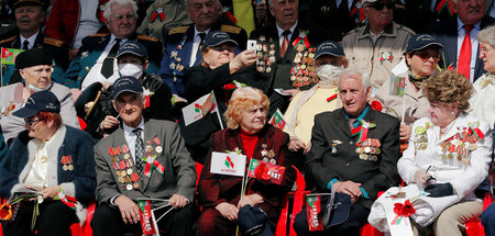 Sieg über die deutschen Faschisten vor 75 Jahren: Ehrentribüne w... Sieg über die deutschen Faschisten vor 75 Jahren: Ehrentribüne w...