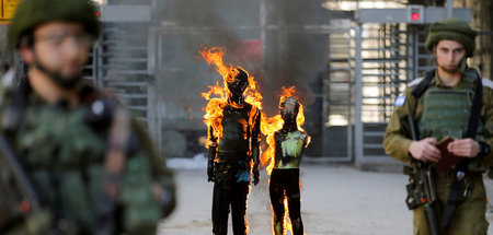 Brennende Puppen gegen Annexionspläne: Protest in der West Bank ...
