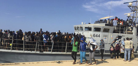 Von der sogenannten libyschen Küstenwache aufgegriffene Flüchtli...