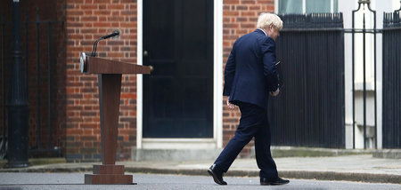 Boris Johnson appellierte am Sonntag an die Menschen, wieder an ...