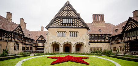 Begehrtes Objekt: »Ehrenhof« des Schlosses Cecilienhof (Potsdam,...