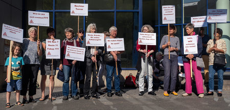 Wöchentlich demonstrieren Mitglieder der Bürgerinitiative »Basta...