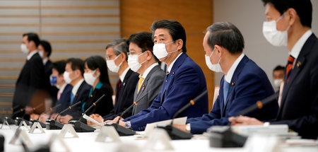 Japans Premierminister Shinzo Abe will den Ausnahmezustand im La... Japans Premierminister Shinzo Abe will den Ausnahmezustand im La...
