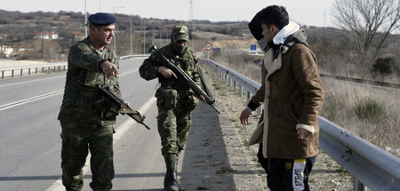 Griechische Soldaten stoppen vor dem Dorf Mandra Flüchtlinge an ... Griechische Soldaten stoppen vor dem Dorf Mandra Flüchtlinge an ...