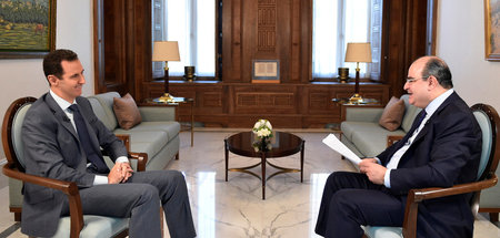 Syriens Präsident Assad (l.) im Gespräch mit einem Journalisten ...