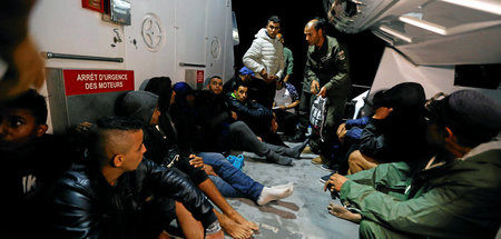 Flüchtlinge werden von der Küstenwache bei Bizerte zurück nach T...