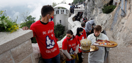 Prozession in Niksic zu Ehren des Heiligen Basilius von Ostrog a...