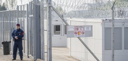 Polizist vor dem ungarischen Internierungslager für Asylsuchende...
