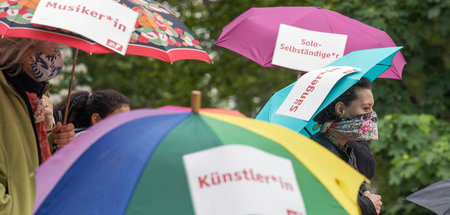 Sehen ihre Existenz bedroht: Künstler und Selbständige protestie...