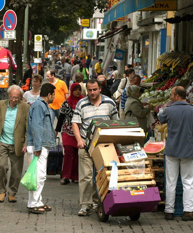 Selbst mit Arbeit arm: am Kottbusser Damm in Neukölln Selbst mit Arbeit arm: am Kottbusser Damm in Neukölln