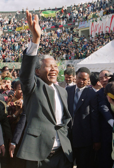 Weltweit gefeiert: Nelson Mandela kurz nach seiner Freilassung i...