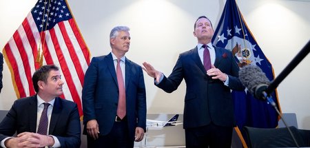 US-Gesandter Richard Grenell (r.) mit dem US-Sicherheitsberater ...