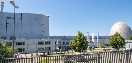 Der Forschungsreaktor München II (l.) auf dem Gelände der Techni...