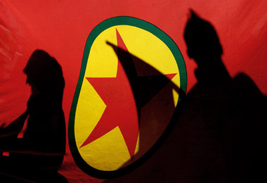 In Deutschland verboten: Die PKK mit ihren Symbolen In Deutschland verboten: Die PKK mit ihren Symbolen