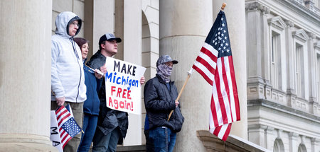 Militante Trump-Fans besetzen das Regierungsgebäude in Lansing, ...