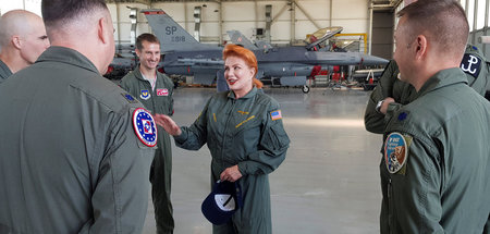 Die US-Botschafterin in Polen, Georgette Mosbacher, mit Piloten ...