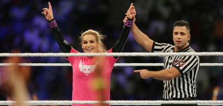 Wenig Haut, viel Geld: Wrestlerin Natalya feiert ungewöhnlich ve...
